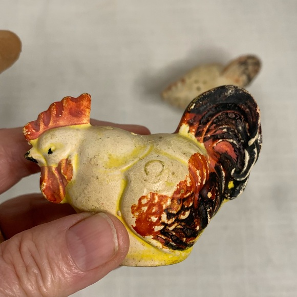 VINTAGE | Chalkware Chicken Salt & Pepper Shakers. - Picture 4 of 14